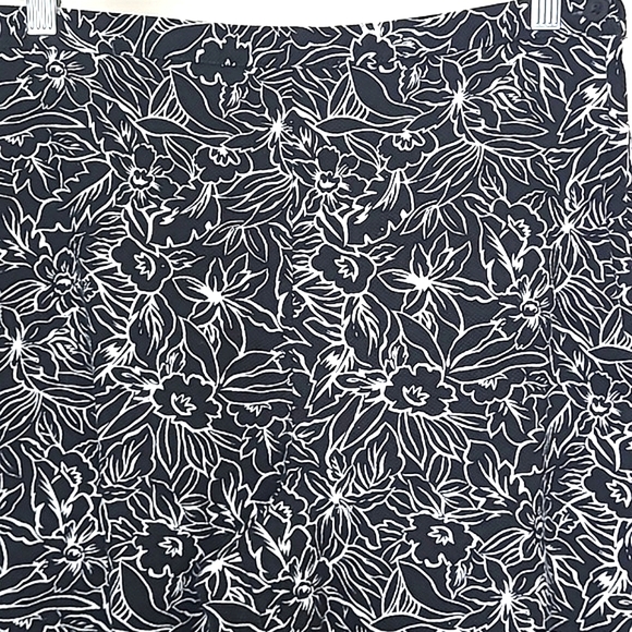 Sag Harbor Capris black & white floral print side zip elastic waist sz Small - Picture 2 of 4